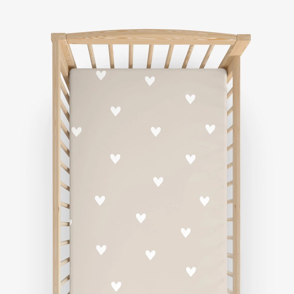 Goldea gyermek gumis pamut lepedő kiságyba - szívecskék, latte színű alapon 60 x 120 cm
