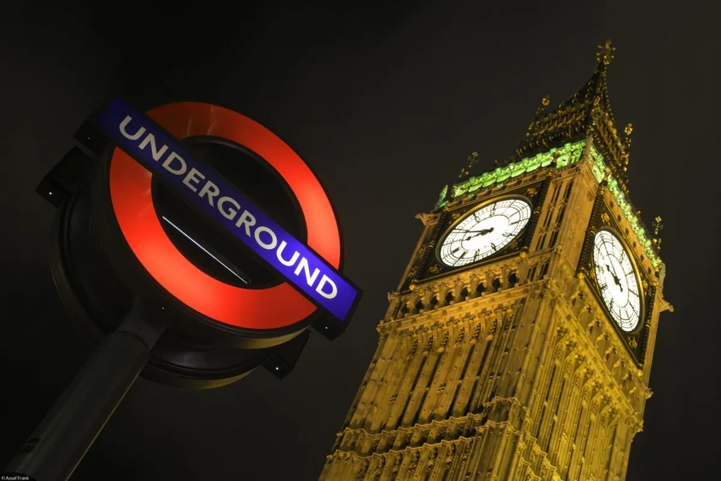 Poszter 45x30cm Big Ben kilátás és metró tábla éjszaka, Assaf Frank