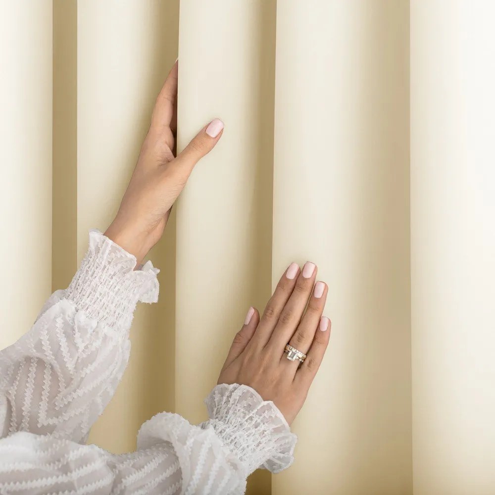 Elefántcsont színű dimout (részleges sötétítő) függöny 140x250 cm Carli Tie – Restilo