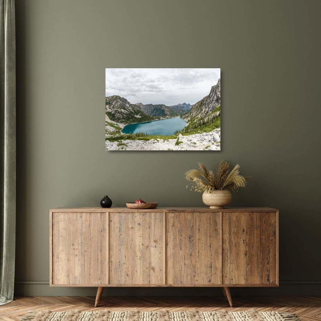 A hegyekben lévő tó képe (üvegen) (70x50 cm)