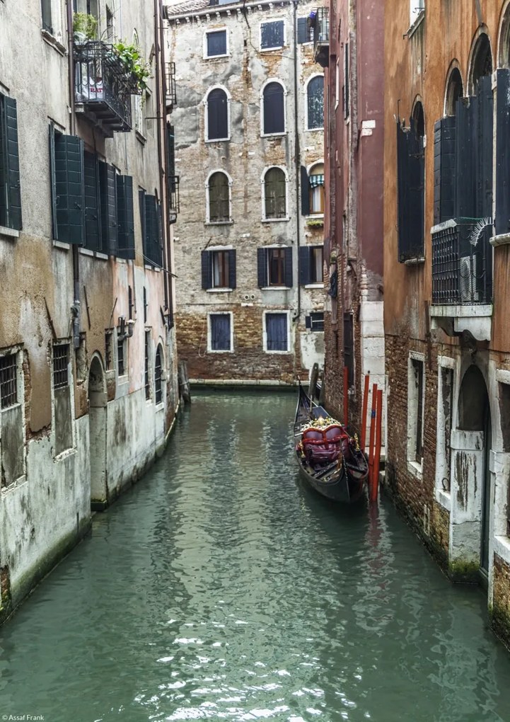 Poszter 21x29,7cm Keskeny csatorna régi épületeken át, Assaf Frank