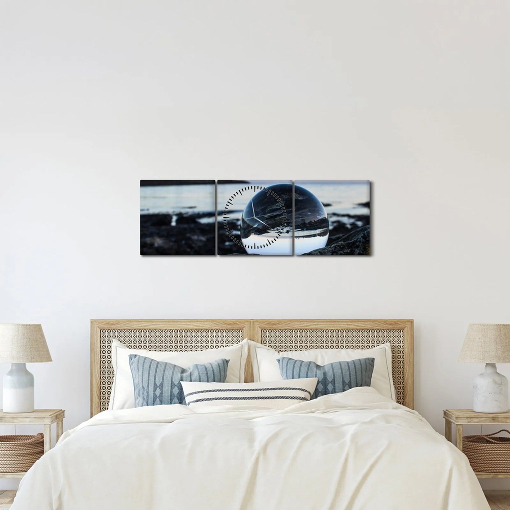 Egy üveggömb képe a sziklán (órával) (90x30 cm)