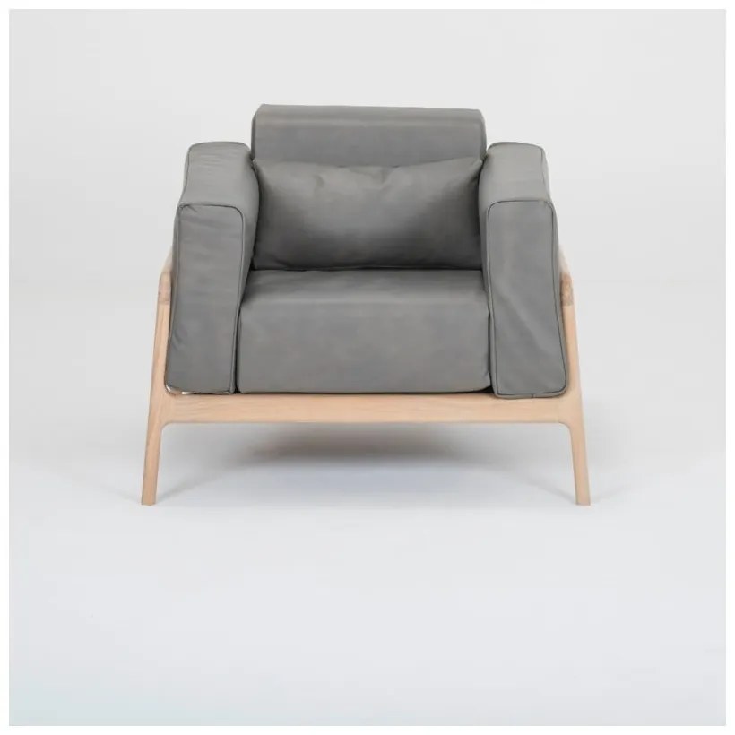 Fawn fotel tömör tölgyfa konstrukcióból sötétszürke bivalybőr ülőpárnával - Gazzda