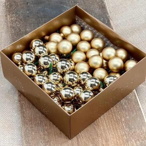 Üveggömbök dróton arany 3cm- 72 db arany dobozban