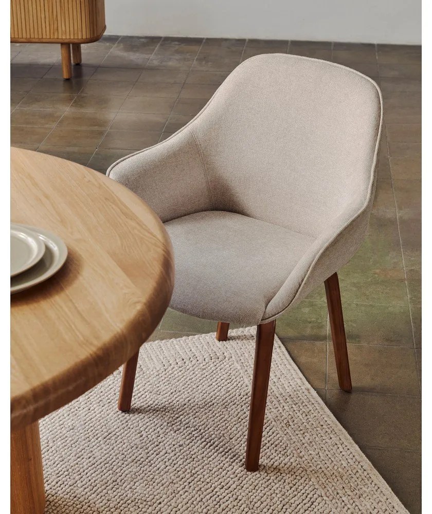 Bézs kárpitozott karfás étkezőfotel Nelida – Kave Home