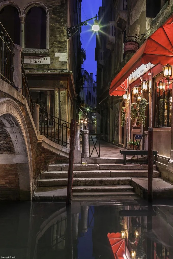 Poszter 20x30cm Éjszakai felvétel egy kávézóról egy keskeny csatornánál, Assaf Frank