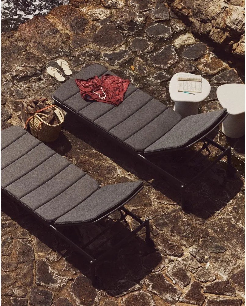 Fekete fém kerti napozóágy Marcona – Kave Home