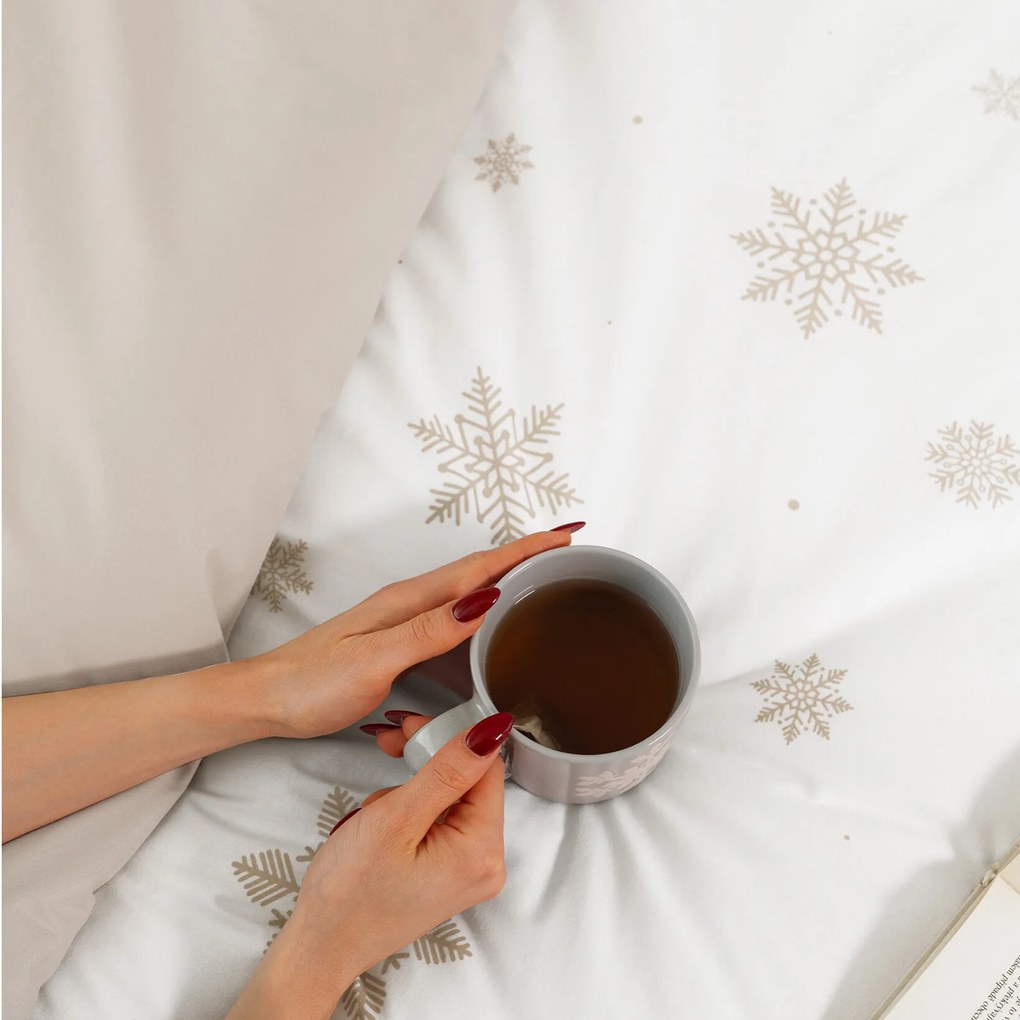 Goldea karácsonyi pamut ágyneműhuzat duo - hópelyhek fehéren, latte színű hátoldal 220 x 200 és 2db 70 x 90 cm