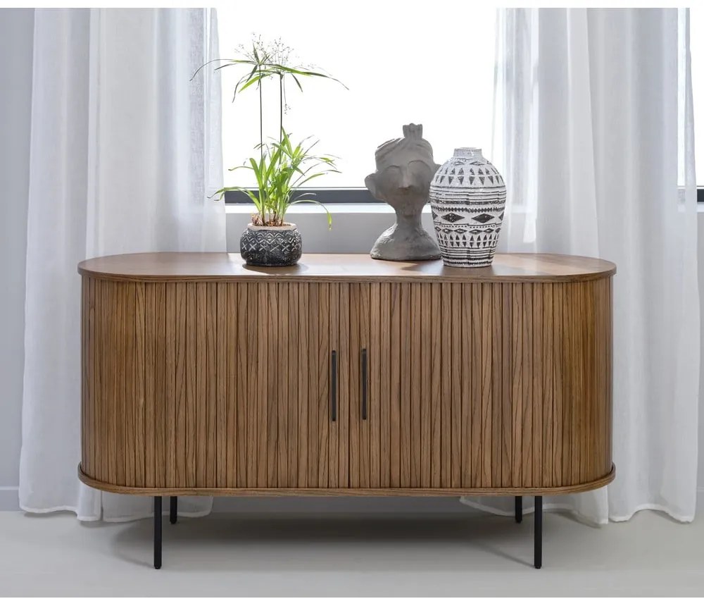 Barna alacsony komód tolóajtóval, tölgyfa dekorral 140x76 cm Nola – Unique Furniture