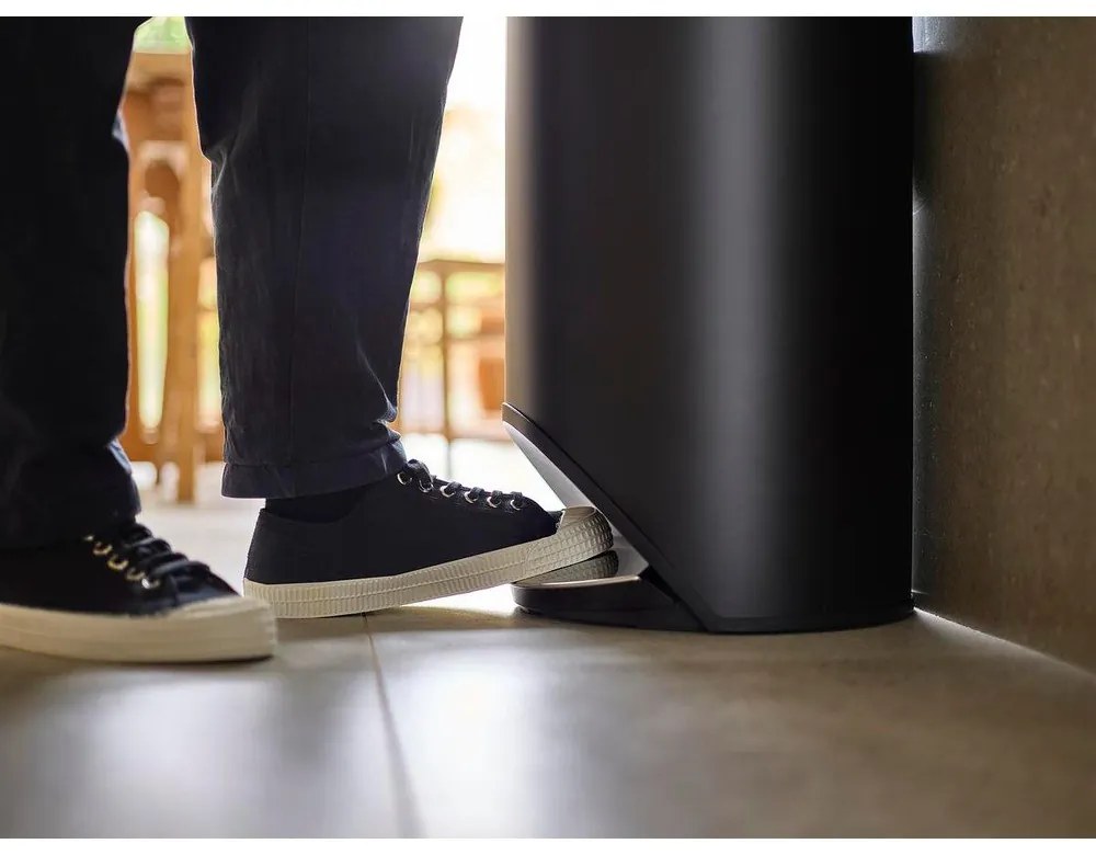 Matt fekete fém pedálos szemetes 30 l Arc – Joseph Joseph