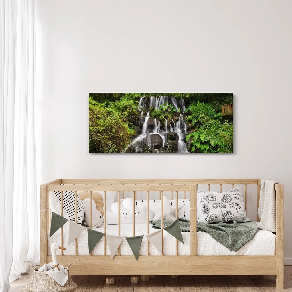 Egy kép a vízesésekről egy trópusi erdőben (120x50 cm)