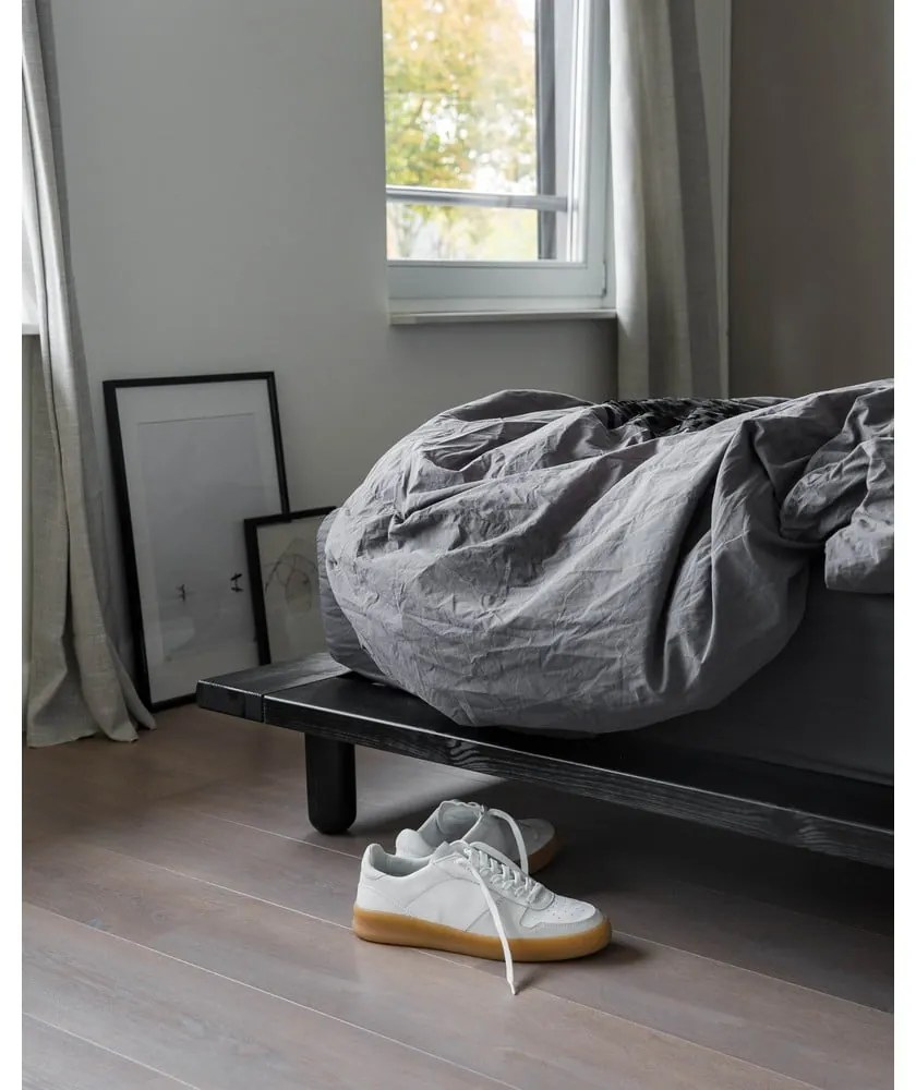 Fekete borovi fenyő franciaágy ágyráccsal 140x200 cm Peek – Karup Design