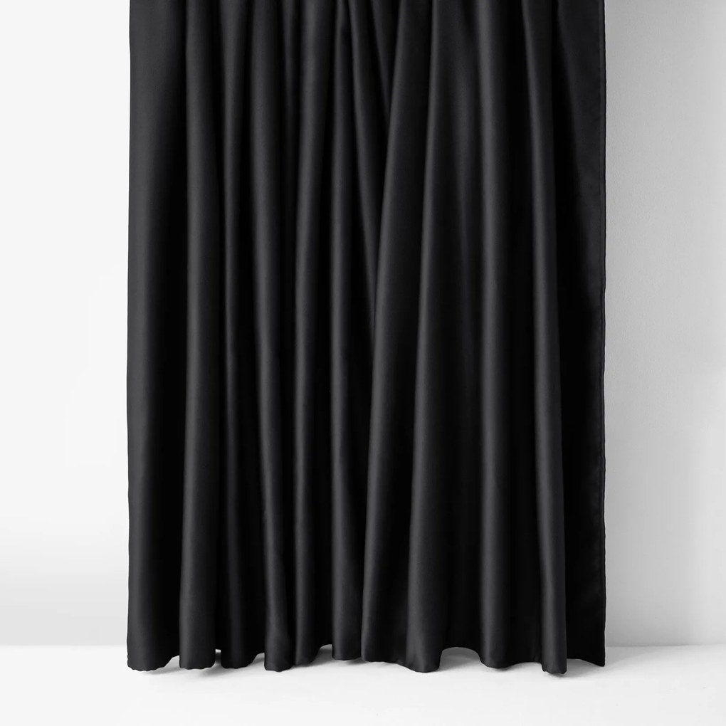 Goldea sötétítő függöny blackout szatén fényű - fekete színű 270x180 cm
