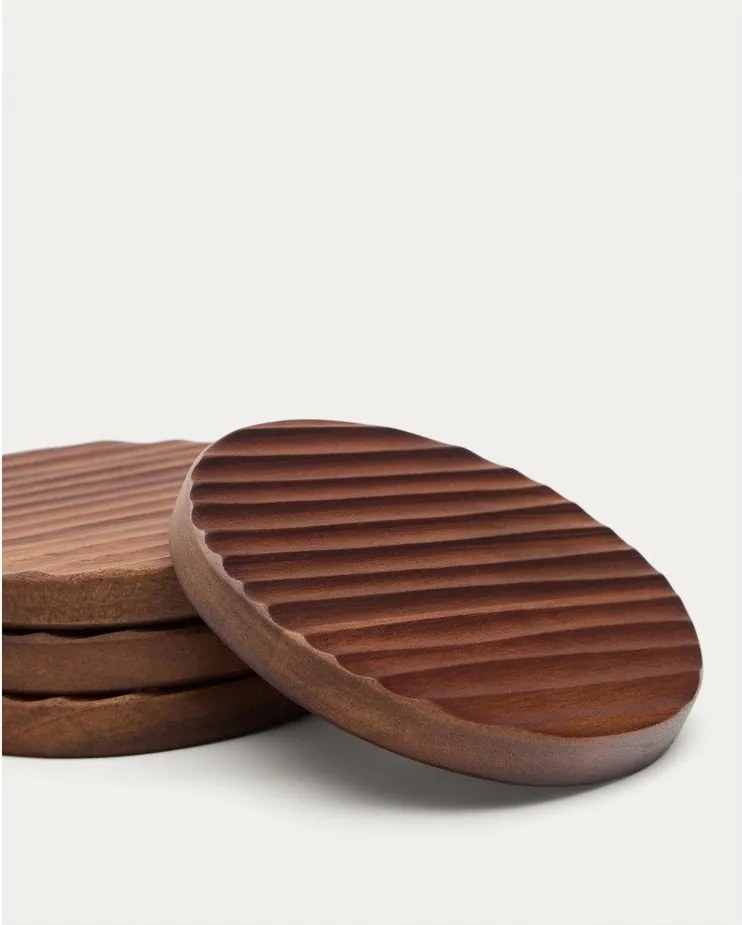 Sötét natúr színű fa poháralátét szett 4 db-os Rommu – Kave Home