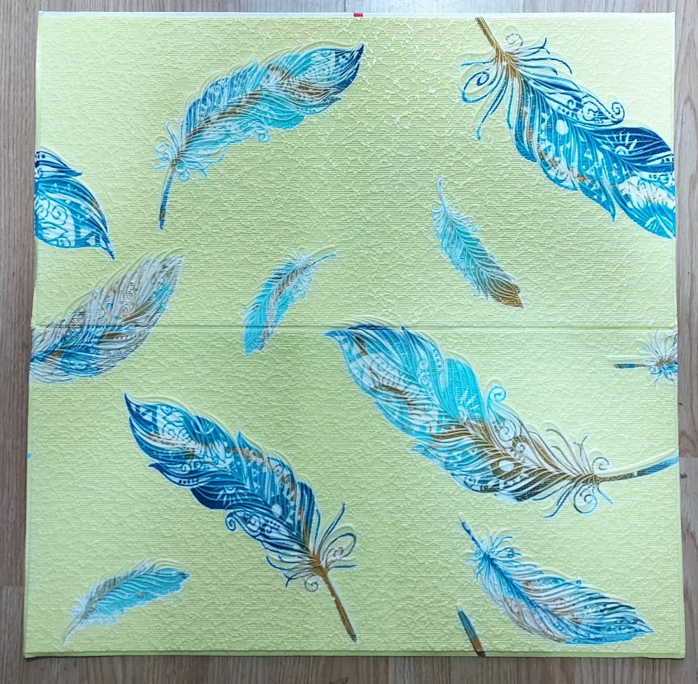10 Darab Öntapadós 3D falmatrica Tapéta Sárga alapon Kék Tollak tégla mintával 70x 70 x 0,6 cm-es méretben