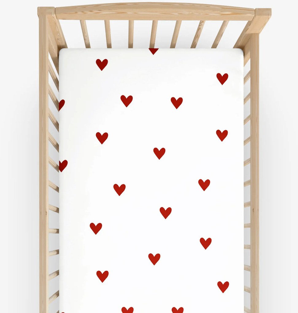 Goldea gyermek körgumis pamut lepedő kiságyba - piros szívecskék, fehér alapon 60 x 120 cm