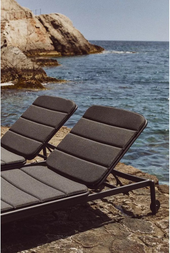 Fekete fém kerti napozóágy Marcona – Kave Home