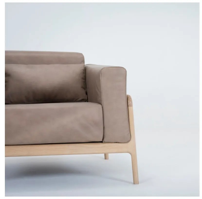 Fawn fotel tömör tölgyfa konstrukcióból világosbarna bivalybőr ülőpárnával - Gazzda