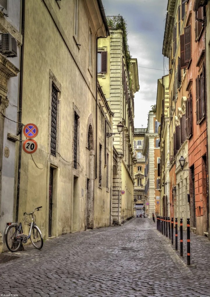 Poszter 21x29,7cm Keskeny utca a régi épületek között Rómában, Assaf Frank