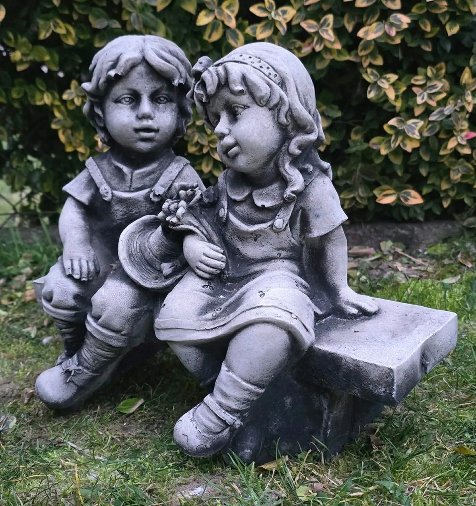 Kerti figurák beton díszek Fiú Lány a padon