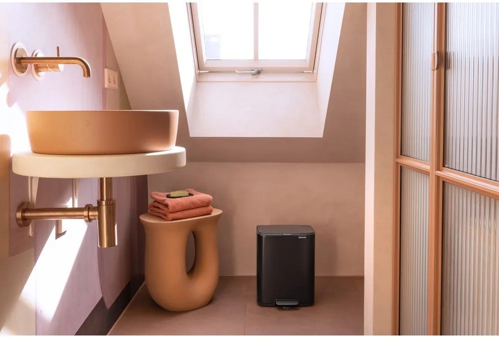 Matt fekete acél pedálos szemetes 12 l Bo – Brabantia