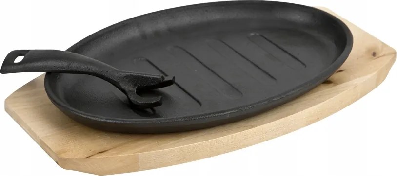 Öntöttvas grill serpenyő a deszkán