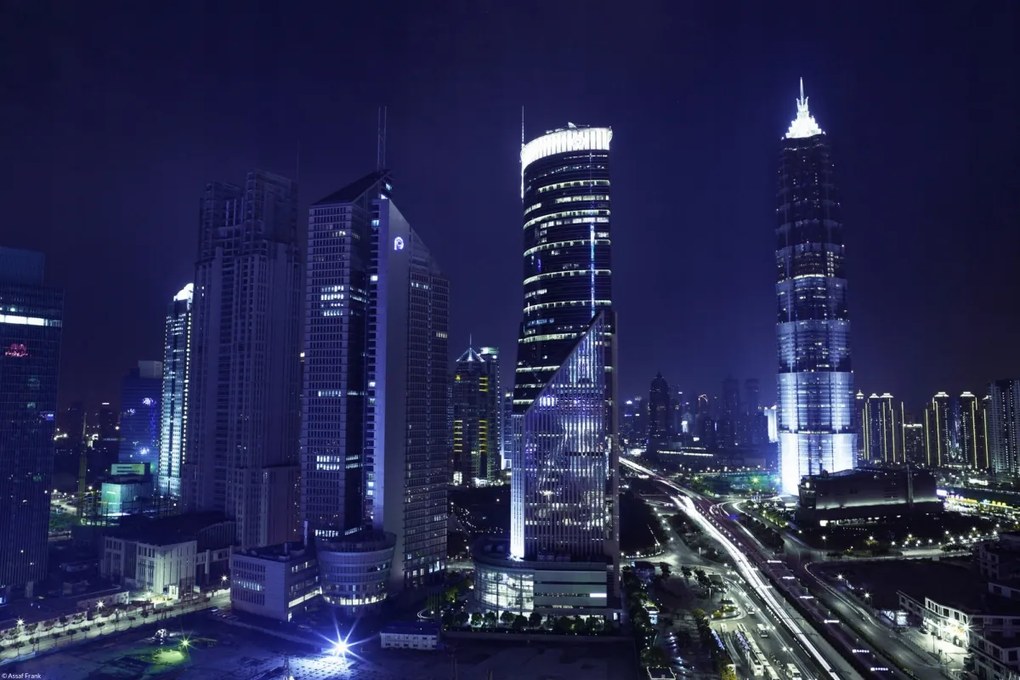 Poszter 45x30cm Kilátás az éjszakai felhőkarcolókra, Assaf Frank