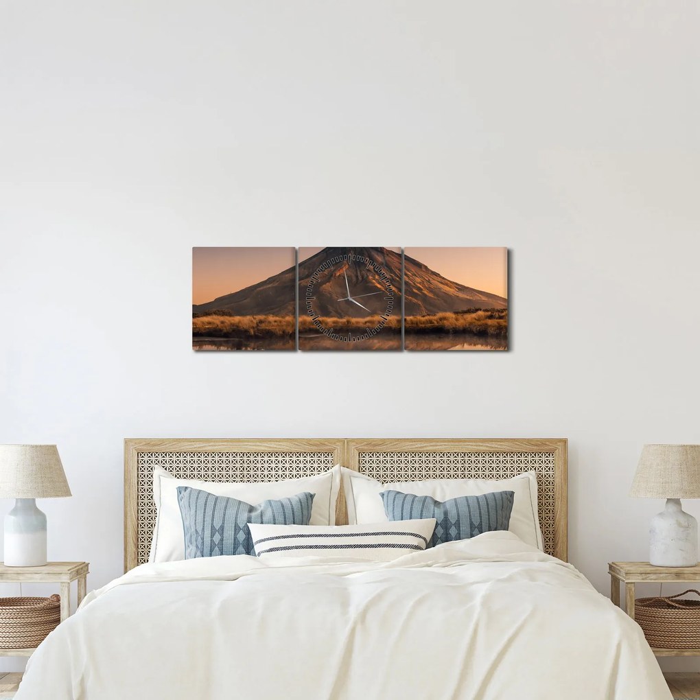 Vászonkép - A Mount Taranaki visszaverődése, Új-Zéland (órával) (90x30 cm)