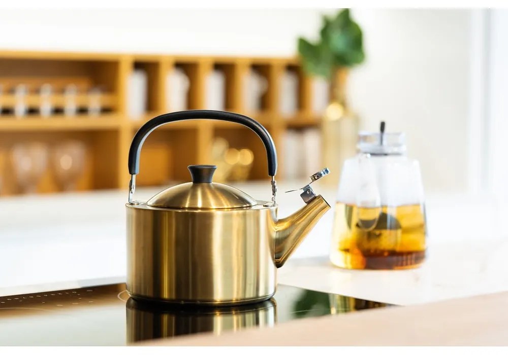 Aranyszínű rozsdamentes acél vízforraló kanna 1,5 l Diamante – Vialli Design