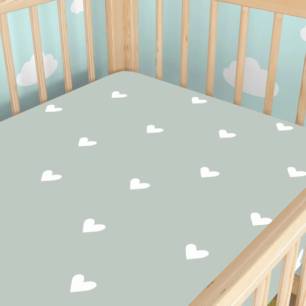 Goldea gyermek gumis pamut lepedő kiságyba - szívecskék, zsálya színű alapon 70 x 140 cm