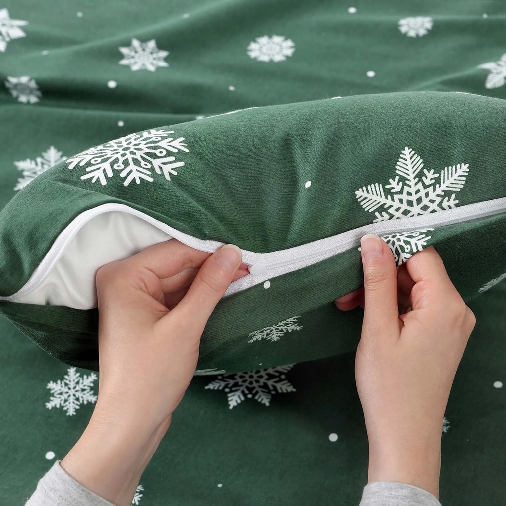 Goldea flanel párnahuzat - hópelyhek zöld alapon 40 x 40 cm