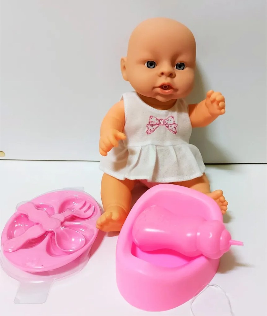 Gügyögő Nevető Síró Pisilő Élethű Játék Baba Étkészlettel, és Bilivel 28 Cm