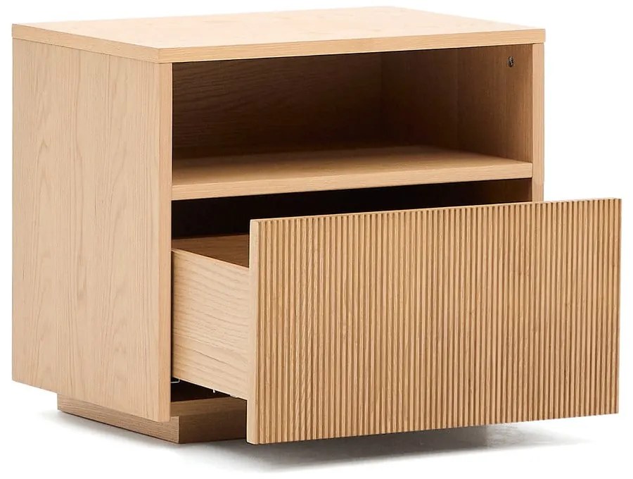 Natúr színű éjjeliszekrény tölgyfa dekorral Helvine – Kave Home