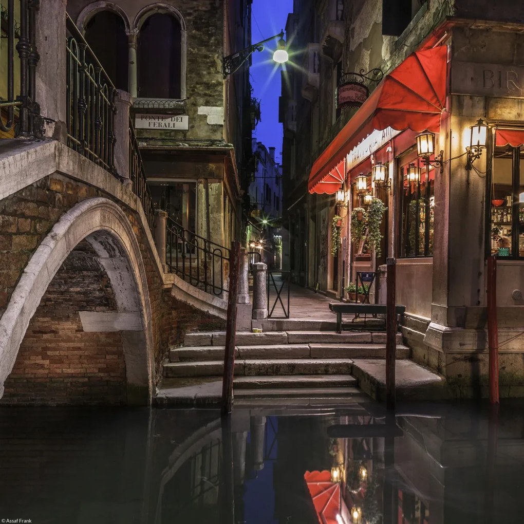 Poszter 30x30cm Éjszakai felvétel kávézóról egy keskeny csatornánál, Assaf Frank