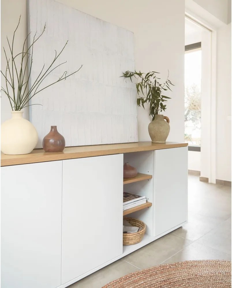 Fehér komód tölgyfa dekorral 180x75x36 cm Abilen – Kave Home