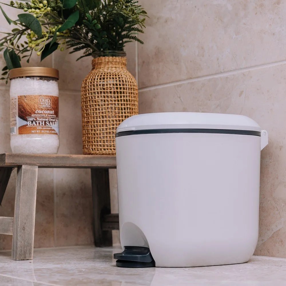 Fehér műanyag pedálos szemetes 3,5 l Mode – Addis