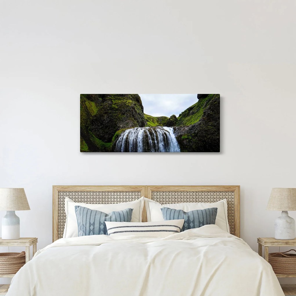 Egy szikla képe vízeséssel (120x50 cm)