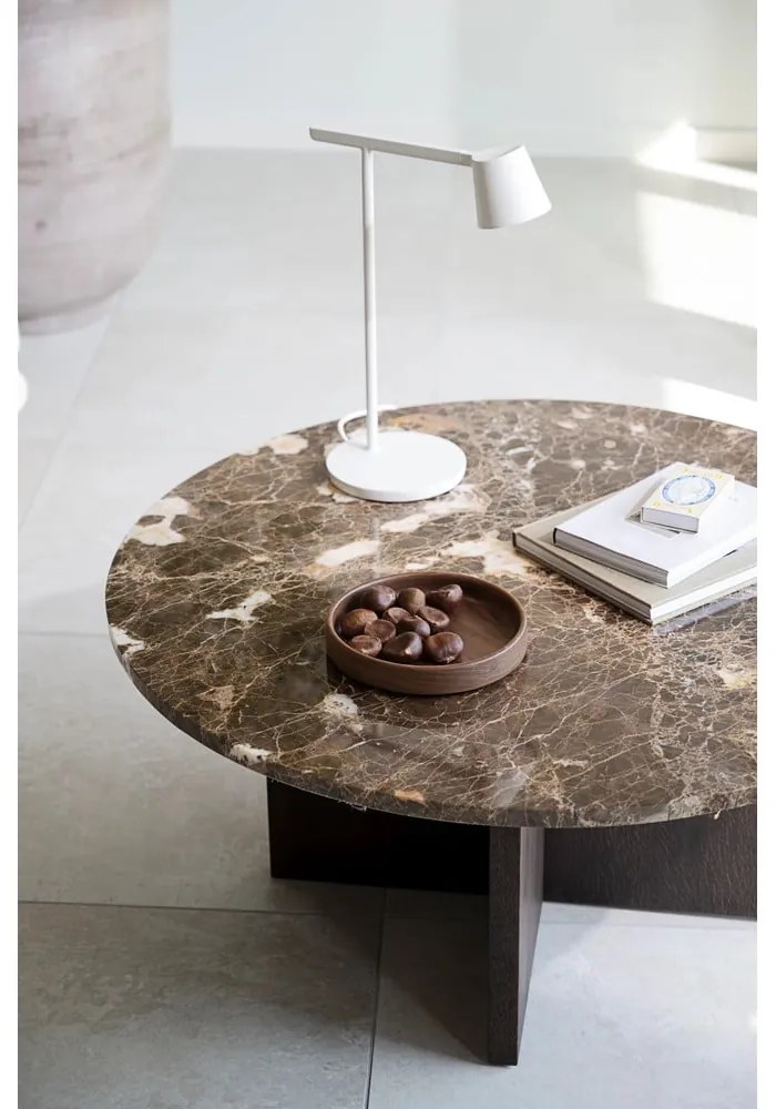 Barna-natúr színű márvány kerek dohányzóasztal 90x90 cm Brooksville - Rowico