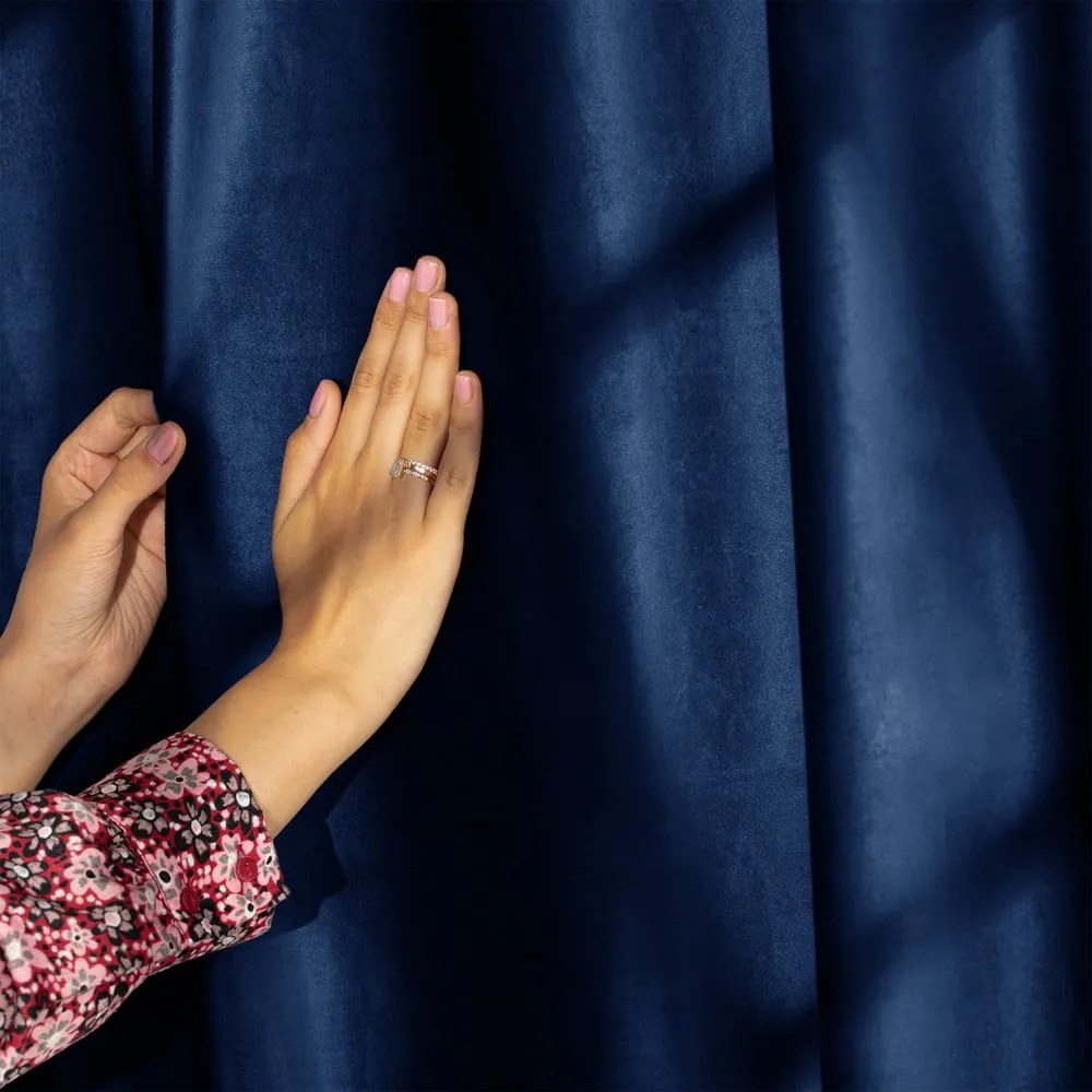 Sötétkék bársony dimout (részleges sötétítő) függöny 140x270 cm Eyelets – Restilo
