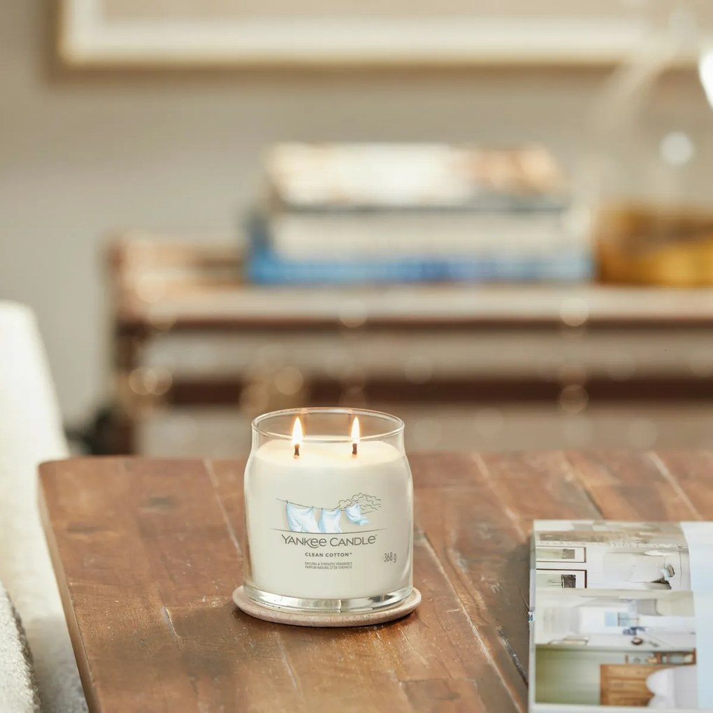 Yankee Candle Signature Clean Cotton  illatos gyertya közepes üvegben, 368 g, M