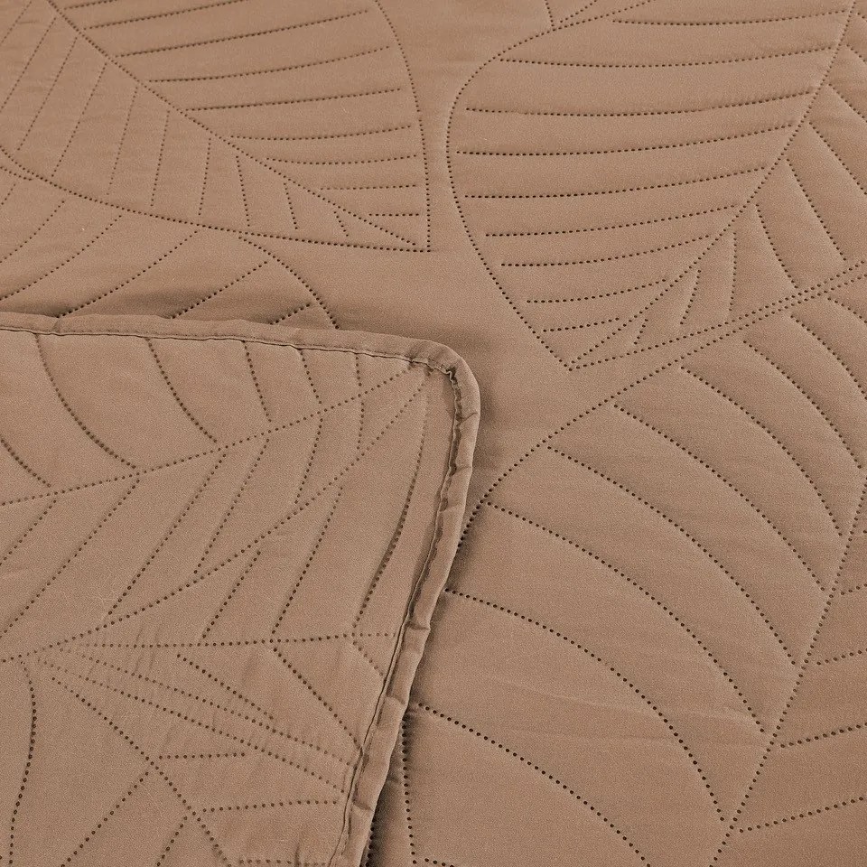 Világos barna LEAVES mintás ágytakaró Méret: 220 x 240 cm