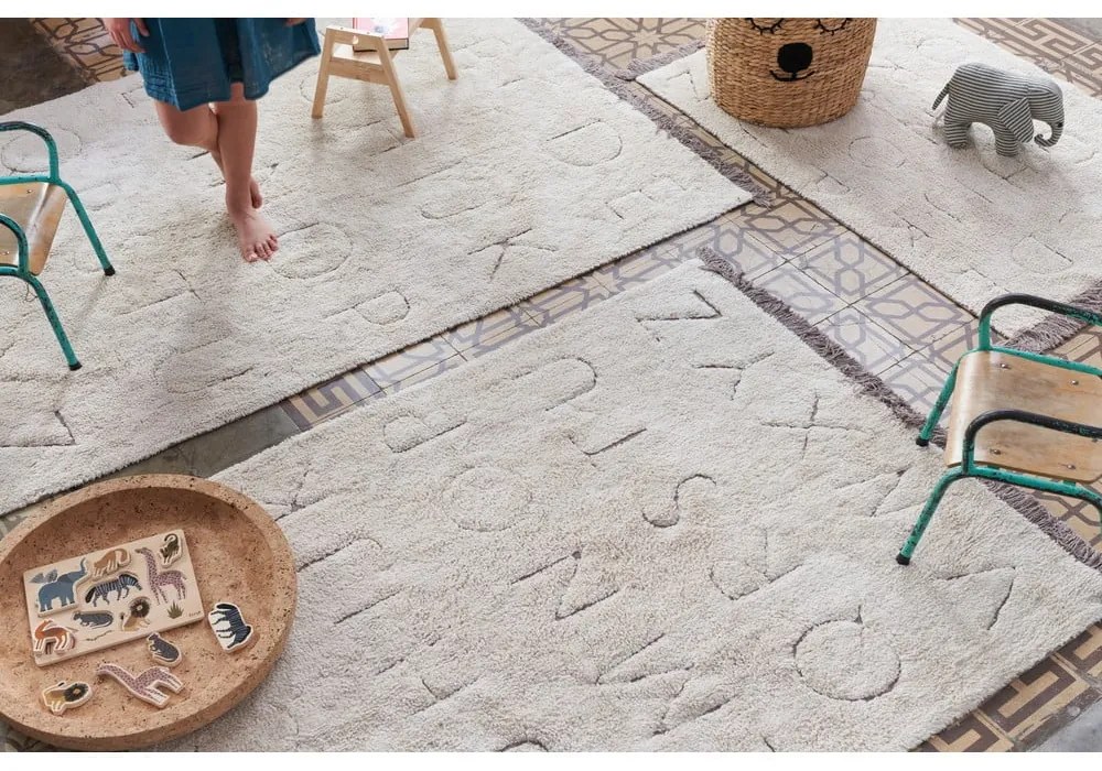 Krémszínű mosható kézi szövésű pamut gyerek szőnyeg 90x130 cm ABC – Lorena Canals