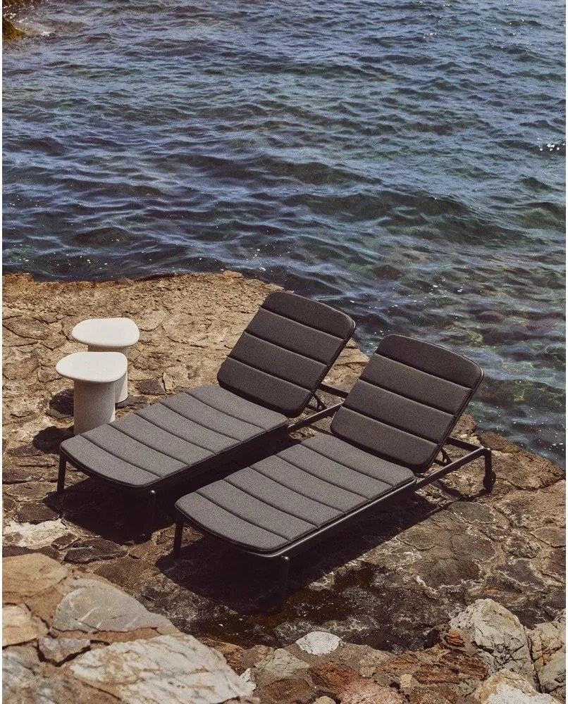 Fekete fém kerti napozóágy Marcona – Kave Home