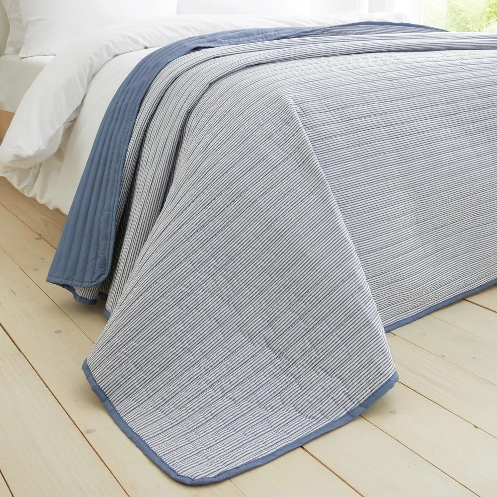 Kék steppelt ágytakaró 220x230 cm Stripe – Catherine Lansfield