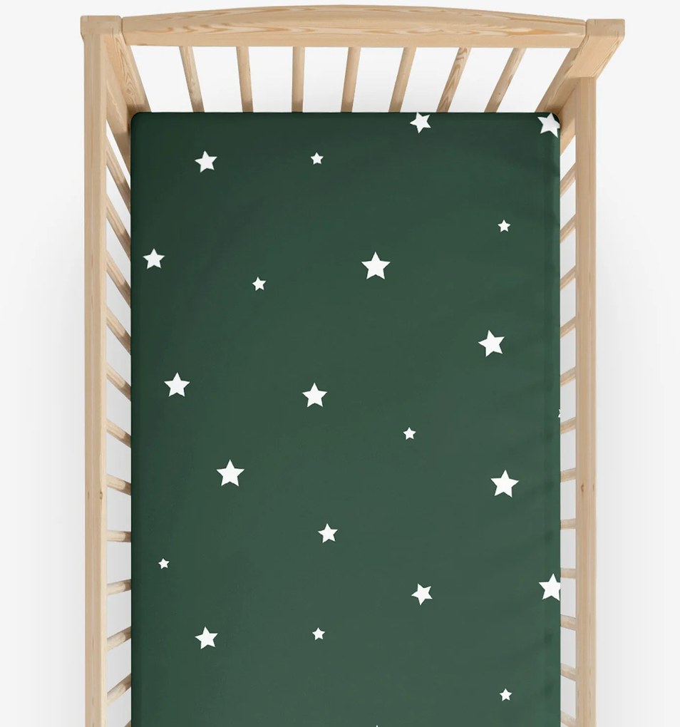 Goldea karácsonyi gyermek gumis pamut lepedő kiságyba - csillagok sötétzöldön 60 x 120 cm