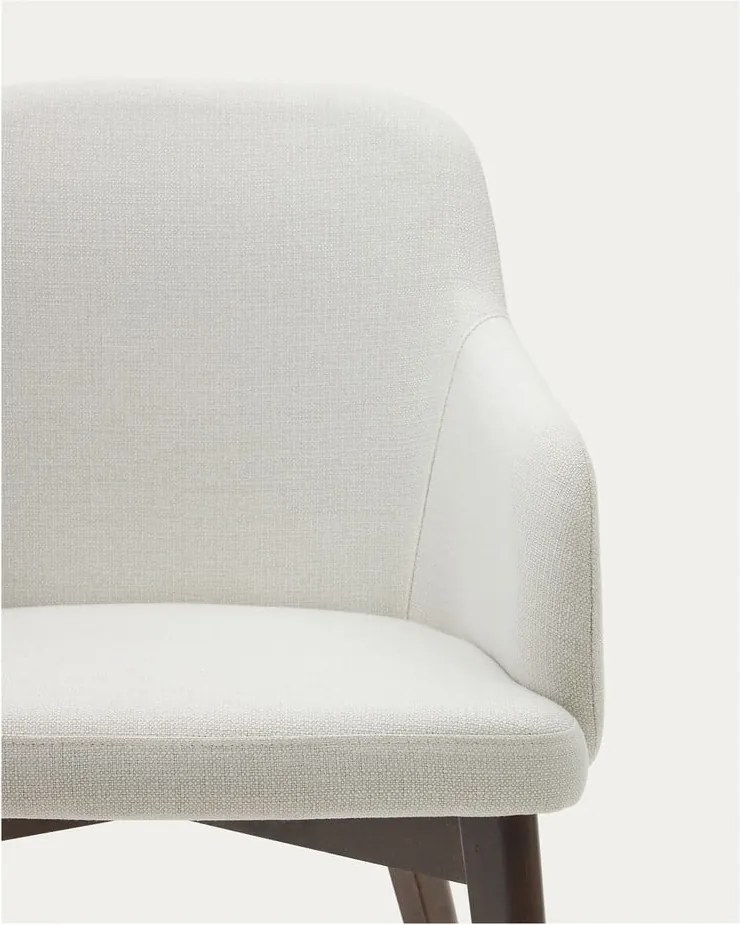 Krémszínű kárpitozott karfás étkezőfotel Nelida – Kave Home