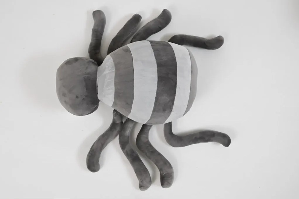 Plüss PÓK szürke babatakaróval belül