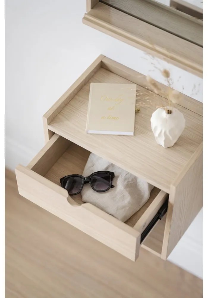 Natúr színű tölgyfa függő-polcokkal éjjeliszekrény Hillmond – Rowico