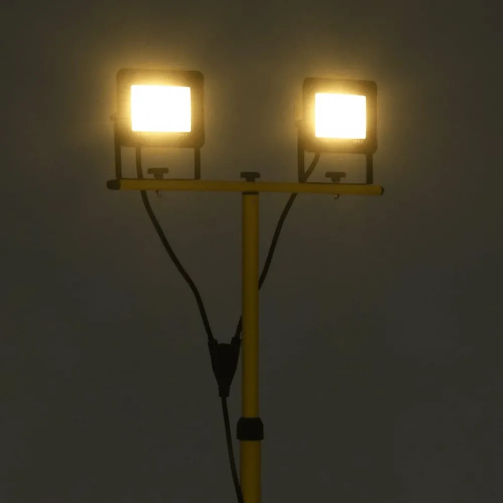 meleg fehér fényű háromlábú LED-es reflektor 2 x 30 W