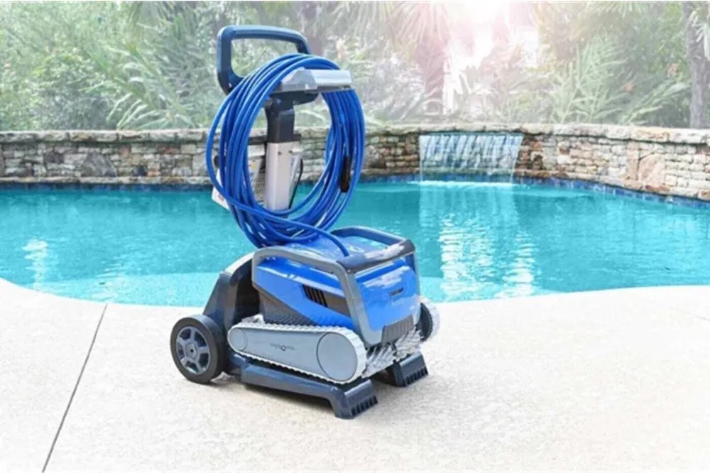 Medencetisztító robot, Dolphin M600 (2026), teljes medencetisztítás (padló, fal és vízvonal tisztítás), CleverClean és PowerStream navigáció, kábelcsavarodás-gátló, Wi-Fi és applikáció vezérlés, Caddy tartozékkal